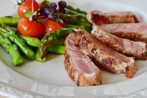 Tuna with tomatoes and asparagus 