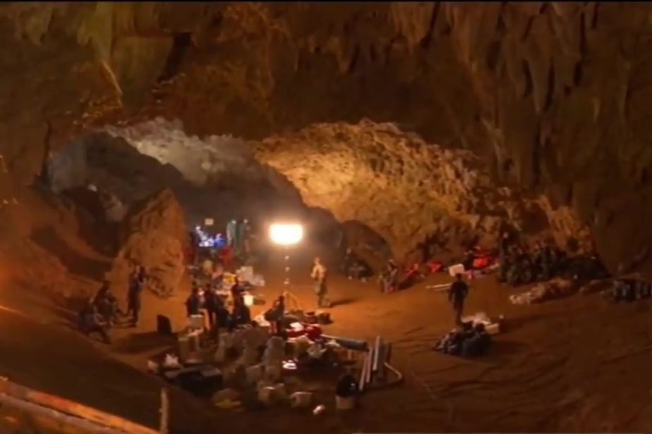 Rescue_equipment_in_Tham_Luang_entrance_chamber