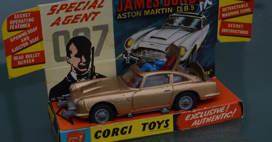 JAMES BOND 007 CORGI VINTAGE MODEL CAR